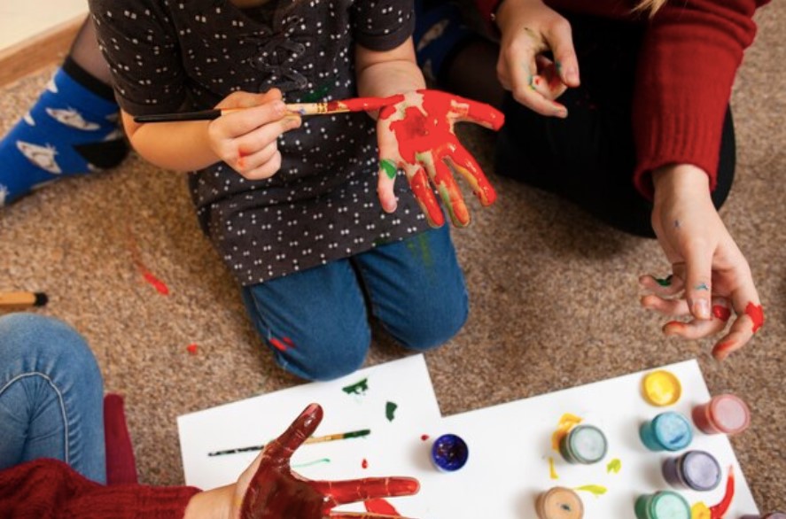 Creación de collages y arte abstracto en familia