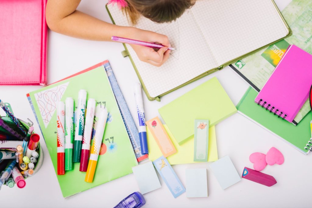 Personaliza tus útiles escolares con arte y color